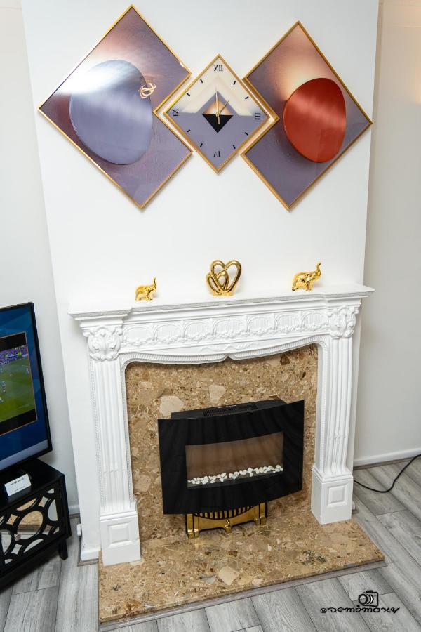 Cosy Home With Private Parking Bloxwich Екстериор снимка