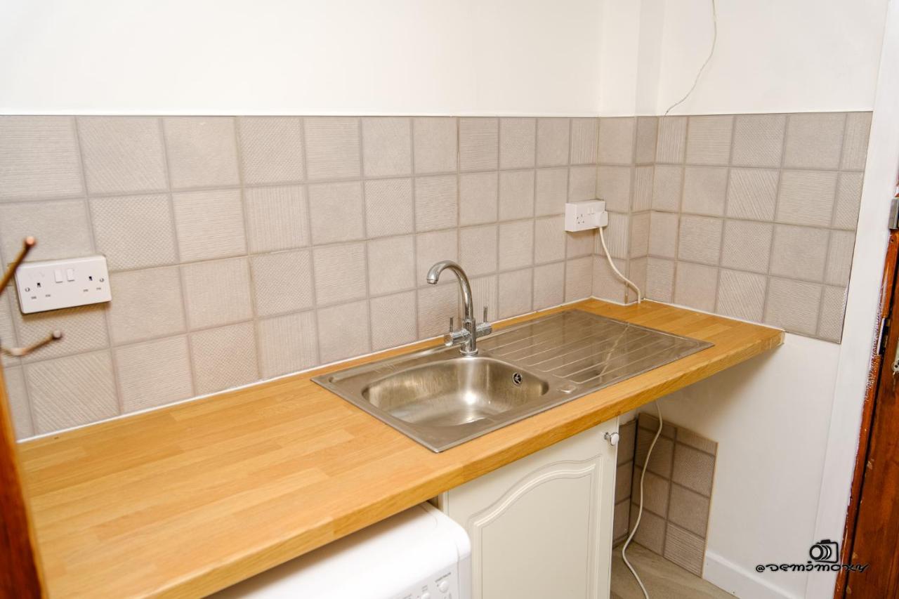 Cosy Home With Private Parking Bloxwich Екстериор снимка