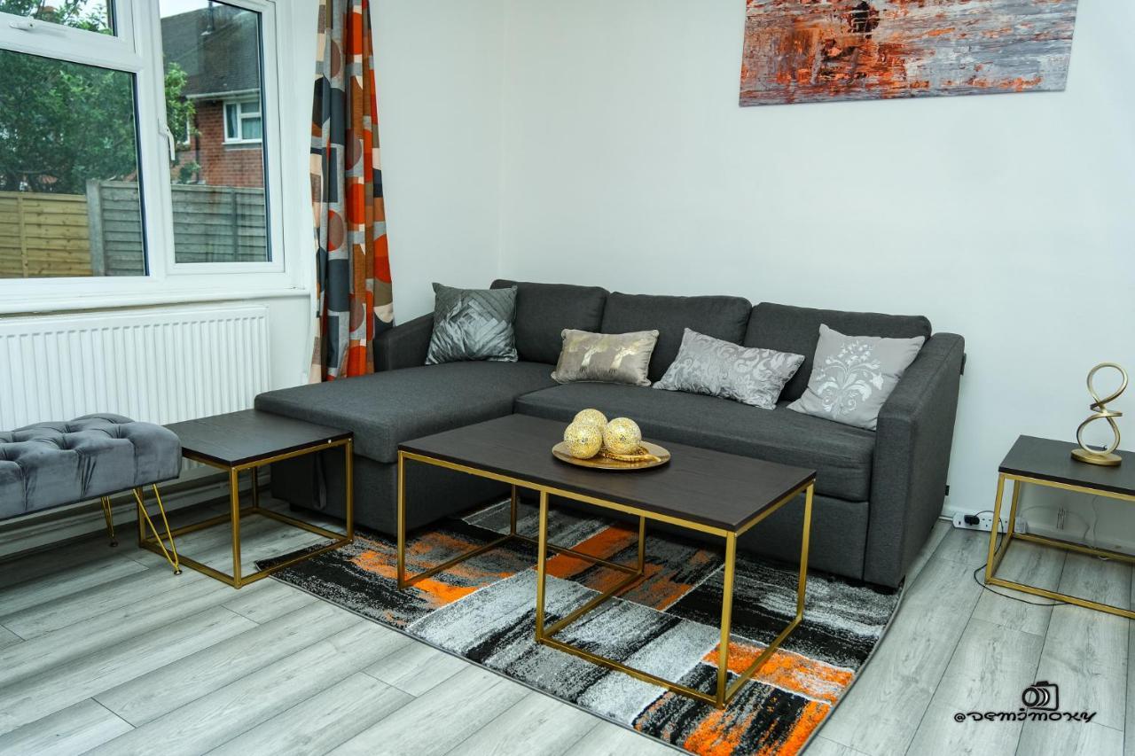Cosy Home With Private Parking Bloxwich Екстериор снимка