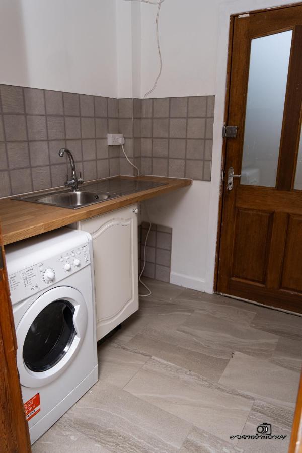 Cosy Home With Private Parking Bloxwich Екстериор снимка